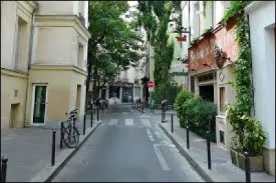 C'est une petite rue du 5e arrondissement entre la rue de la B&ucirc;cherie et le quai des Tournelles :