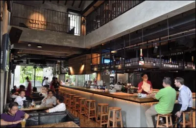 Quel autre groupe au nom bien d&eacute;termin&eacute; chante "Viens boire un p'tit coup &agrave; la maison" ?