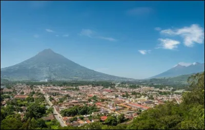 &Agrave; pr&eacute;sent, rendons-nous dans la ville la plus visit&eacute;e de son pays, Antigua, o&ugrave; se trouve-t-elle ?