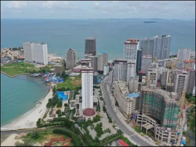 Maintenant, arr&ecirc;tons-nous en Asie du sud-est, afin de visiter la ville de Sihanoukville, se trouvant...