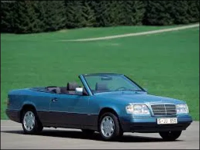 Vous avez ici la version cabriolet de la Mercedes ...