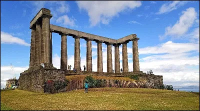 Quelle ville europ&eacute;enne, dot&eacute;e d'un Parth&eacute;non inachev&eacute; (12 colonnes) est surnomm&eacute;e "L'Ath&egrave;nes du Nord" ?