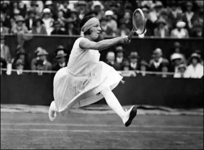 Quelle joueuse de tennis, double championne olympique en 1920 (simple dames et double mixte), a donn&eacute; son nom en 1997 &agrave; l�ancien court A du stade Roland-Garros ?