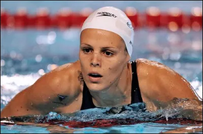 Autre l&eacute;gende de la natation fran&ccedil;aise : Laure Manaudou. Sur quelle &eacute;preuve a-t-elle d&eacute;croch&eacute; sa seule m&eacute;daille d'or olympique &agrave; Ath&egrave;nes en 2004 ?
