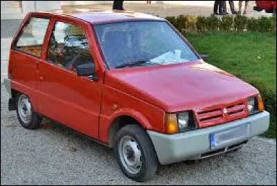 Cette petite voiture rouge est une ...