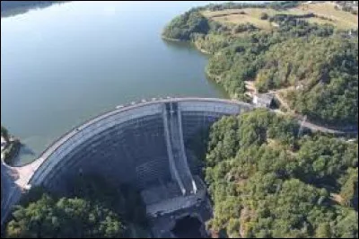 Ce ... est coupl&eacute; &agrave; une usine hydro-&eacute;lectrique