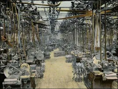 Dans les usines du XIXe si&egrave;cle, des ... transmettaient le mouvement aux machines