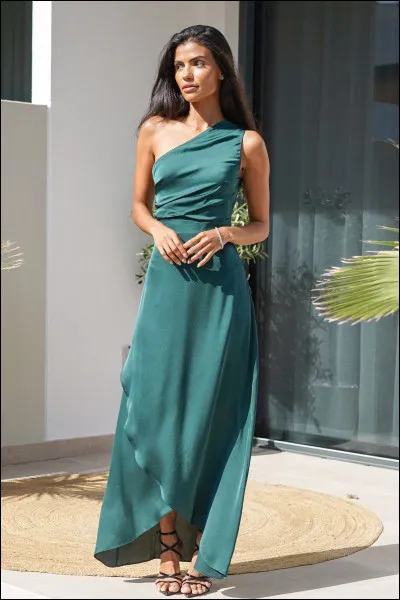 A-t-elle une jupe fendue, bouffante, normale ?