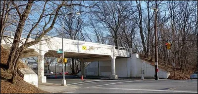 Dans quel &Eacute;tat am&eacute;ricain est construite en 1908, la premi&egrave;re autoroute priv&eacute;e, avec des ponts aux croisements ?