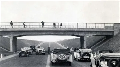 Entre quelles villes allemandes est inaugur&eacute; en 1932 le premier tron&ccedil;on &agrave; quatre voies de 20 km ?