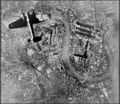 Dans le m&ecirc;me temps, le gouvernement ayant refus&eacute; l'armistice se retrouve en exil, et Charles de Gaulle, profitant de cette situation afin de davantage se d&eacute;marquer, choisit pour capitale symbolique...