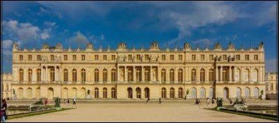 En 1682, le royaume de France est gouvern&eacute; par le Roi-Soleil, Louis XIV, qui prend la d&eacute;cision en cette ann&eacute;e de d&eacute;placer la capitale &agrave;...