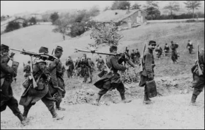 Faisons un bond dans le temps. Depuis 1879 et, ce jusqu'en juin 1914, les institutions font leur grand retour &agrave; Paris. Mais voil&agrave; que la Premi&egrave;re Guerre mondiale qui, je le rappelle, a caus&eacute; pas moins de vingt millions de morts, &eacute;clate, et plus particuli&egrave;rement la bataille de la Marne, pousse le gouvernement &agrave; d&eacute;placer durant quelques mois la capitale &agrave;...