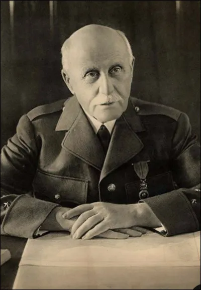 Juste apr&egrave;s, c'est Bordeaux qui est choisie, avant finalement que les pleins pouvoirs ne soient accord&eacute;s &agrave; Philippe P&eacute;tain. La capitale qu'il s&eacute;lectionne servira de nom pour son r&eacute;gime, il s'agit de...