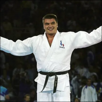 Combien de m&eacute;dailles d�or olympiques le judoka fran&ccedil;ais David Douillet a-t-il remport&eacute;es au cours de sa carri&egrave;re chez les poids lourds ?