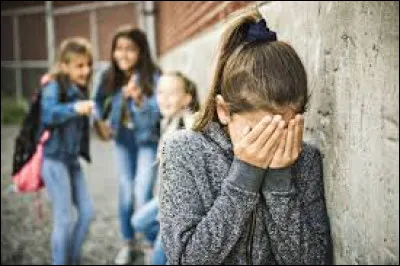 Ton/ta meilleur(e) ami(e) se fait harceler. Que fais-tu ?