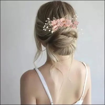 Est-ce qu'il y aurait des d&eacute;corations dans tes cheveux ?