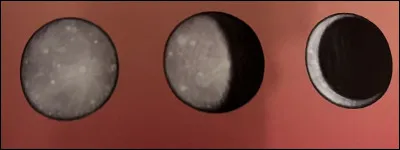 Combien y a-t-il de lunes pleines sur la derni&egrave;re page de ce chapitre ?