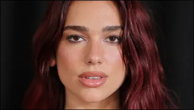 Qui est cette chanteuse anglaise, interpr&egrave;te du titre "Dance the Night" extrait de la bande originale du film de com&eacute;die fantastique ''Barbie'' ?