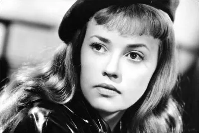 Qui est cette chanteuse/actrice qui est la narratrice dans le film ''H&ocirc;tel Terminus, sous-titr&eacute; Klaus Barbie, sa vie et son temps'' ?