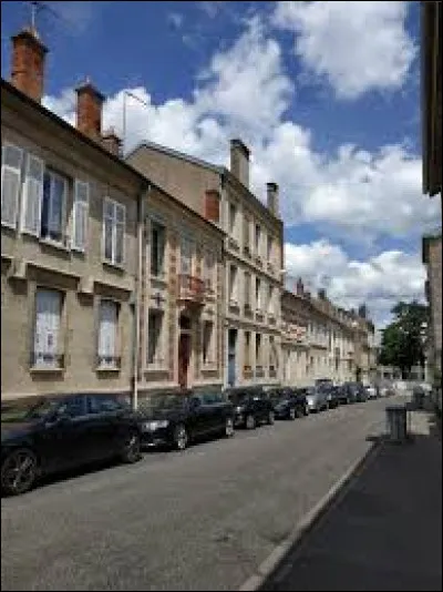 Dans cette ville de 100 000 habitants, la rue de Paris, situ&eacute;e &agrave; la bordure nord ouest du centre ville, en contrebas du cimeti&egrave;re de Pr&eacute;ville, d&eacute;bouche sur la longue avenue de la Lib&eacute;ration qui sort de la ville vers Laxou : dans quelle ville sommes-nous ?