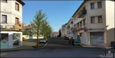 La rue de Paris, dans le centre de cette petite ville du sud-ouest, va du boulevard Camille-Delthil &agrave; la place des R&eacute;collets situ&eacute;e non loin de l'abbaye Saint-Pierre : nous sommes &agrave; ...