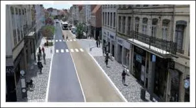 Dans cette ville de 40 000 habitants, centre d'une grande agglom&eacute;ration, la rue de Paris part de la place d'Armes, pr&egrave;s du beffroi, et va vers le sud de la ville : nous sommes &agrave; ...