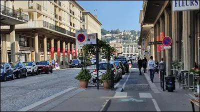 Dans cette ville portuaire de 165 000 habitants, la rue de Paris va de la place de l'H&ocirc;tel de ville au quai de Southampton : dans quelle ville sommes nous ?