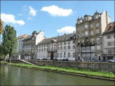 Dans cette ville de 290 000 habitants, le quai de Paris borde la rivi&egrave;re au nord du centre ville : c'est &agrave; ...