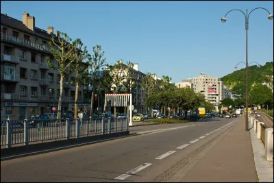 Dans cette ville de 117 000 habitants, le quai de Paris borde la Seine sur sa rive droite vers l'est ; nous sommes &agrave; ...