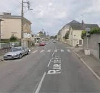 Dans cette ville de 50 000 habitants, la rue de Paris traverse la partie de la ville situ&eacute;e &agrave; l'est de la rivi&egrave;re Mayenne, en prolongeant la rue de la Paix vers la sortie de la ville : dans quelle ville sommes-nous ?