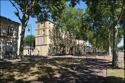 Dans cette ville de 84 000 habitants, l'avenue de Paris, longue de plus de 2 km, est l'une des plus larges de France ; elle part de la place d'Armes et se dirige vers l'est, vers Viroflay et Chaville : nous sommes &agrave; ...