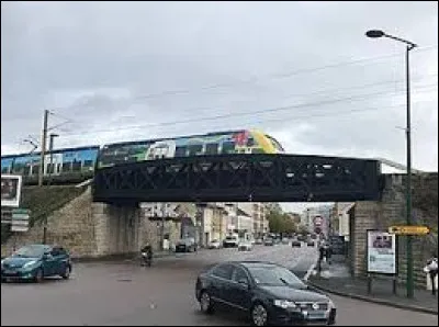 Dans cette ville de 175 000 habitants, l'avenue de Paris prolonge l'axe de la rue de Vesle vers l'ouest en allant vers Tinqueux : nous sommes &agrave; ...