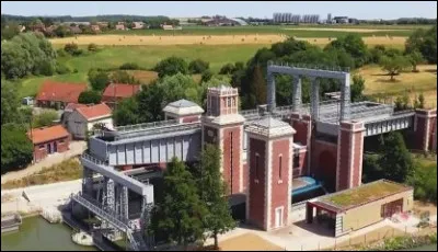 Quel est le nom de cet ascenseur &agrave; bateaux situ&eacute; sur le canal de Neufoss&eacute; &agrave; Arques ?