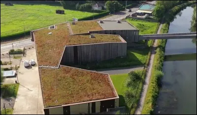 Le mus&eacute;e-parc arch&eacute;ologique "Arkeos" se situe sur le territoire des communes de Douai et R&acirc;ches puis sur la rive droite d'une rivi&egrave;re, comment s'appelle-t-elle ?