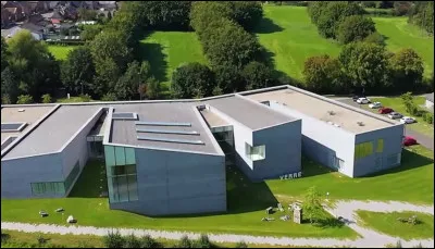 Quel est ce mus&eacute;e situ&eacute; dans la commune de Sars-Poteries ?