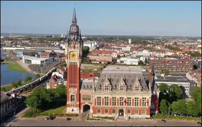 En quelle ann&eacute;e a &eacute;t&eacute; inaugur&eacute; l'H&ocirc;tel de Ville de Calais ?