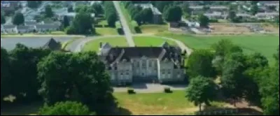 Quel est le nom de ce ch&acirc;teau situ&eacute; dans la ville de Roost-Warendin ?