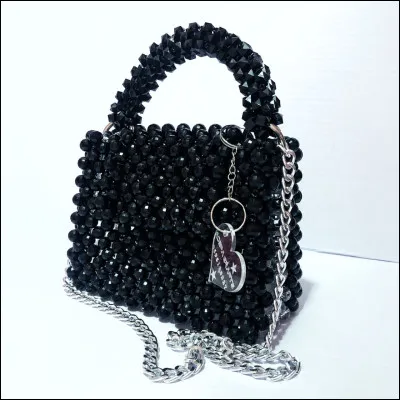 Y aurait-il des d&eacute;corations dor&eacute;es, argent&eacute;es... dessus ?