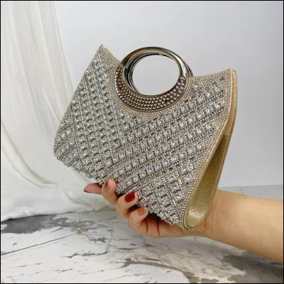 Pour finir, y aurait-il des paillettes ou des strass sur ton sac ?