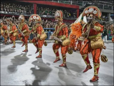 Quel groupe ouvre le d&eacute;fil&eacute; d�une &eacute;cole de samba avec une chor&eacute;graphie th&eacute;&acirc;trale destin&eacute;e &agrave; impressionner imm&eacute;diatement les jur&eacute;s ?