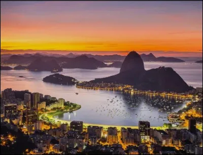 Enfin, pendant les jours du carnaval, l�ambiance &agrave; Rio de Janeiro est particuli&egrave;re. Quelle description est la plus juste ?