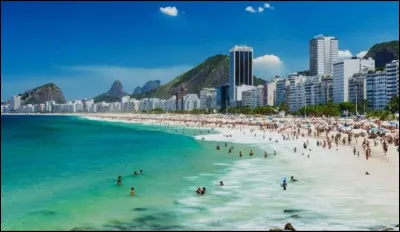 Poursuivons ce quiz, dans quel lieu sp&eacute;cialement construit pour le carnaval se d&eacute;roulent les d&eacute;fil&eacute;s officiels des &eacute;coles de samba &agrave; Rio de Janeiro ?