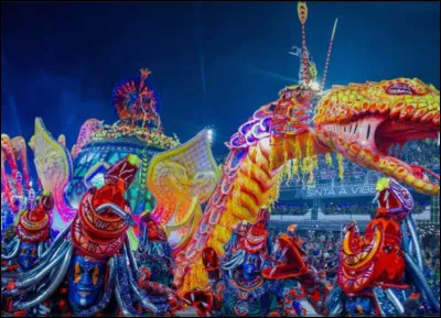 Lors des d&eacute;fil&eacute;s officiels des &eacute;coles de samba, quel style musical est impos&eacute; et doit &ecirc;tre chant&eacute; tout au long du parcours ?