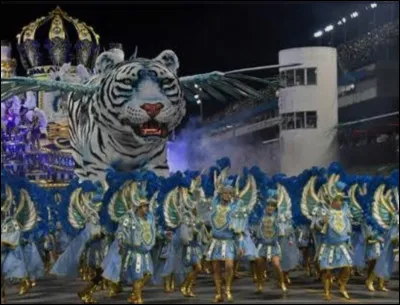 Afin que la comp&eacute;tition reste &eacute;quitable, combien de temps environ une &eacute;cole de samba est-elle autoris&eacute;e &agrave; d&eacute;filer au Sambodrome sans &ecirc;tre p&eacute;nalis&eacute;e ?