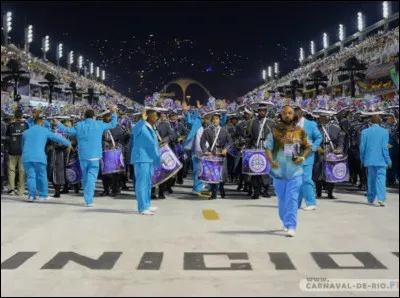 Reprenons o&ugrave; nous en &eacute;tions. Les orchestres de percussions des &eacute;coles de samba peuvent &ecirc;tre impressionnants. Combien de musiciens environ une ''bateria'' peut-elle compter ?