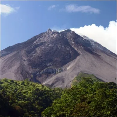 Quel temple bouddhiste, construit vers l�an 800, se trouve &agrave; proximit&eacute; du volcan Merapi ?