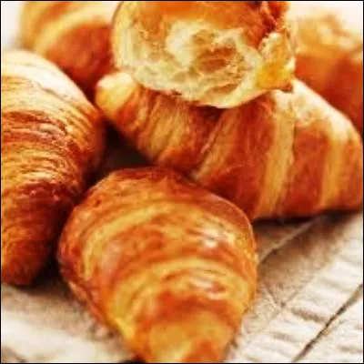 Quelle p&acirc;tisserie maghr&eacute;bine, qui accompagne souvent le th&eacute; &agrave; la menthe, est aussi appel&eacute;e tcharek, qui veut dire "croissant" en arabe alg&eacute;rien ?