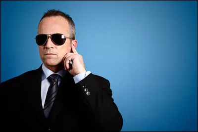 Es-tu un agent ? (de police, de s&eacute;curit&eacute;...)