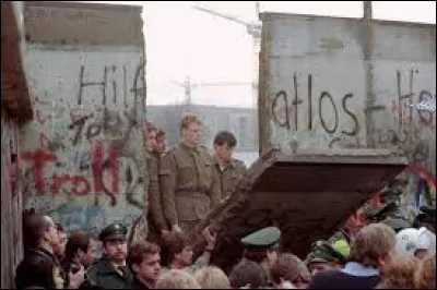 Le mur de Berlin a &eacute;t&eacute; d&eacute;truit le 9 novembre 1989.